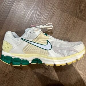 Nike Zoom Vomero 5 - Malachite Alabaster - Mens 10.5 - worn once